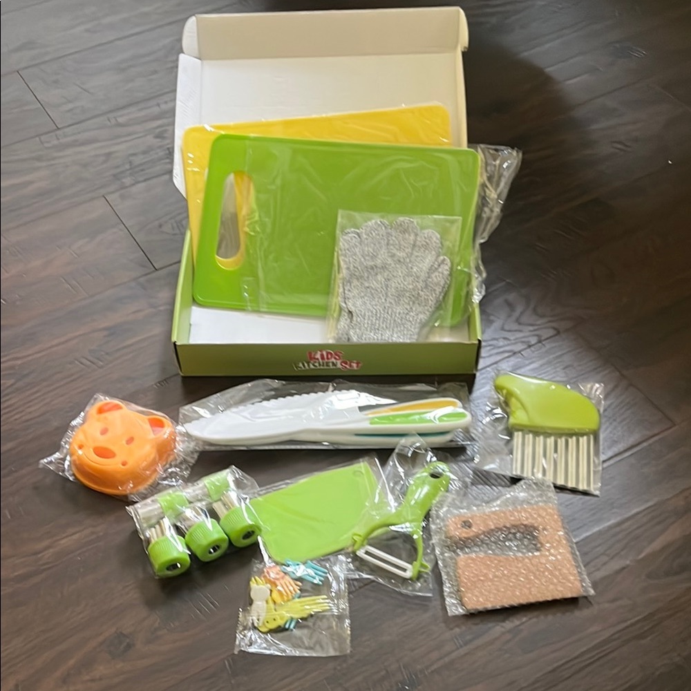 NWT Montessori Kids Kitchen Cooking Set